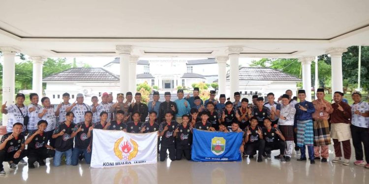 Sekda Budhi Hartono Hadiri Pelepasan Tim Sepak bola Muaro Jambi