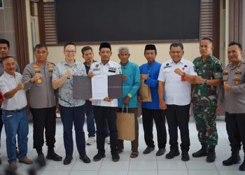 Sekda Budhi Hartono Hadiri Penandatanganan Kesepakatan Perdamaian Penyelesaian Konflik Masyarakat dengan PT. FPIL