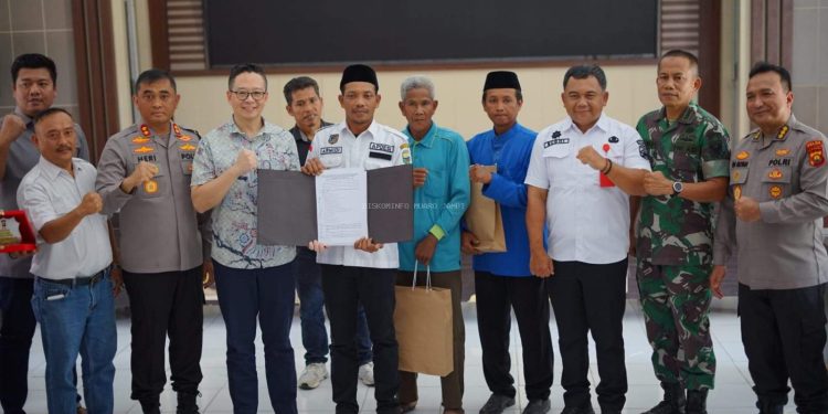 Sekda Budhi Hartono Hadiri Penandatanganan Kesepakatan Perdamaian Penyelesaian Konflik Masyarakat dengan PT. FPIL