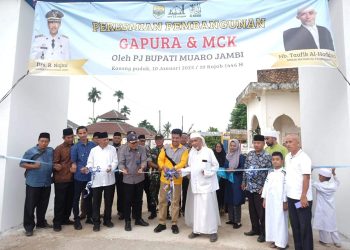 Penjabat Bupati Raden Najmi Resmikan Gapura dan MCK Pondok Pesantren Al Faqih di Desa Kasang Pudak