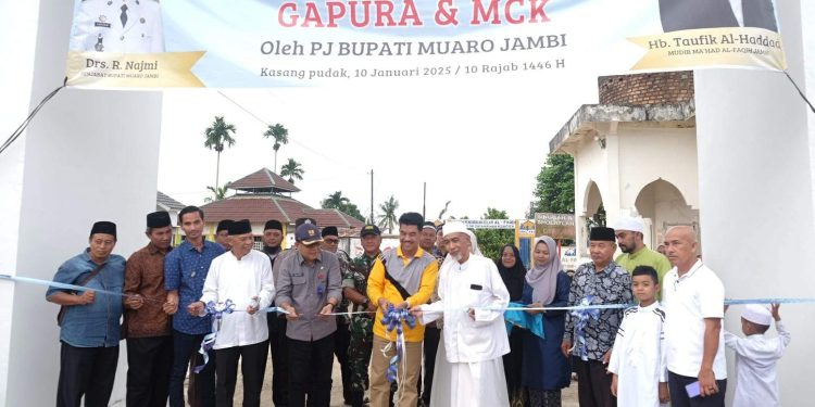 Penjabat Bupati Raden Najmi Resmikan Gapura dan MCK Pondok Pesantren Al Faqih di Desa Kasang Pudak