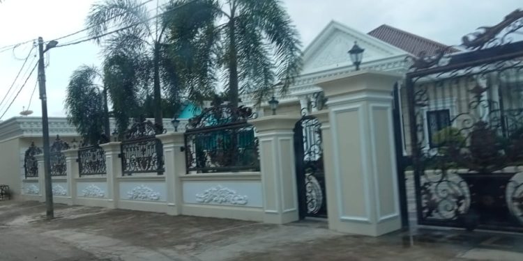 Inilah Rumah Bigbos Asal Bakik AH, Diduga Terkait Kasus 6 Truk Penangkapan Timah Illegal di Pelabuhan Sadai