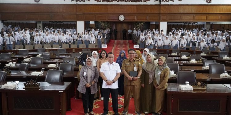 Terima Kunjungan Belajar Siswa SMA N 4 Kota Jambi, Ahmad Fauzi Jelaskan Tugas dan Kewenangan DPRD