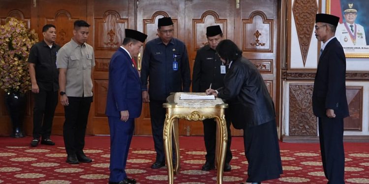 Lantik Kepala Sekolah dan Pejabat Fungsional, Gubernur Al Haris Dorong Maksimalkan Program Pengembangan SDM