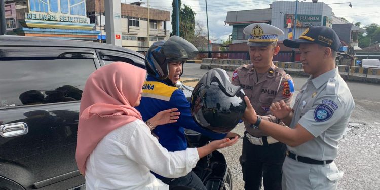 Helm Gratis untuk Pengendara: Komitmen Jasa Raharja Jambi Tingkatkan Keselamatan Jalan