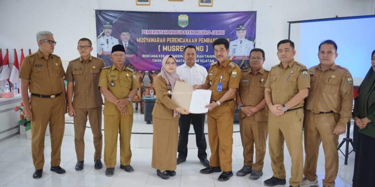 Penjabat Bupati Kabupaten Muaro Jambi Drs. Raden Najmi Menghadiri dan Membuka Kegiatan MUSRENBANG di Bahar Selatan
