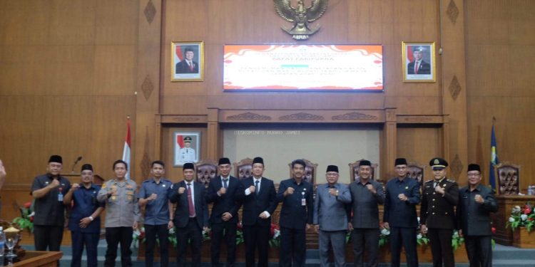 Paripurna Penetapan Hasil Calon Bupati dan Wakil Bupati Terpilih 2025 – 2030 Kab Muaro Jambi