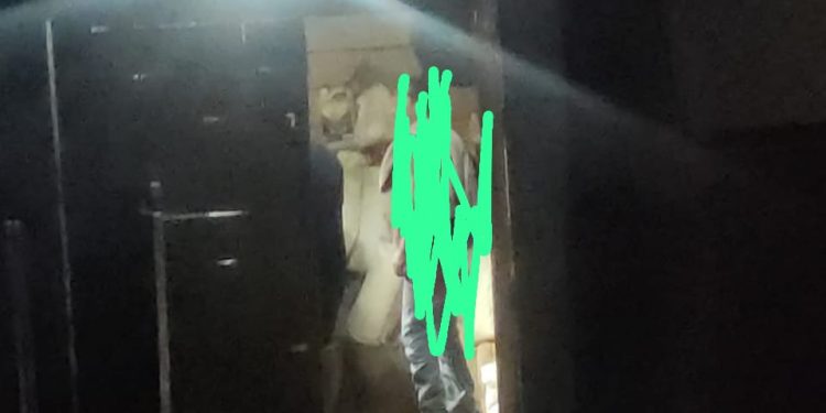 Iwan Pembeli Timah Illegal Terang-terangan Lakukan Aktivitas di Pinggir Jalan