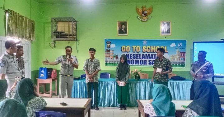 Jasa Raharja Muaro Bungo Gelar  Sosialisasi di SMA Negeri 2 untuk Menurunkan Tingkat Kecelakaan Usia Pelajar