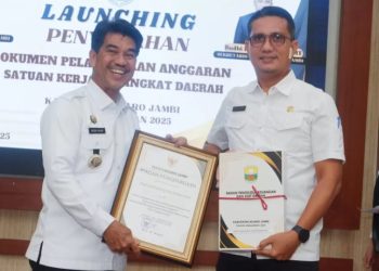 Pj Bupati Muaro Jambi Raden Najmi Serahkan DPA Tahun 2025 ke SKPD