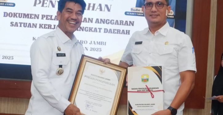 Pj Bupati Muaro Jambi Raden Najmi Serahkan DPA Tahun 2025 ke SKPD