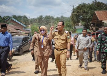 Bupati Bambang Bayu Suseno Tinjau Kondisi Jembatan yang Rusak di Desa Suko Awin Jaya
