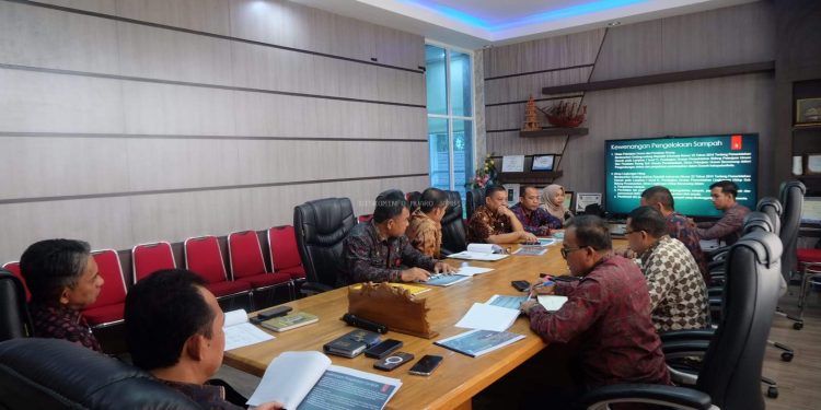 Bupati Muaro Jambi BBS Pimpin Rapat Koordinasi Pengelolaan Sampah yang Diikuti Kepala OPD Terkait