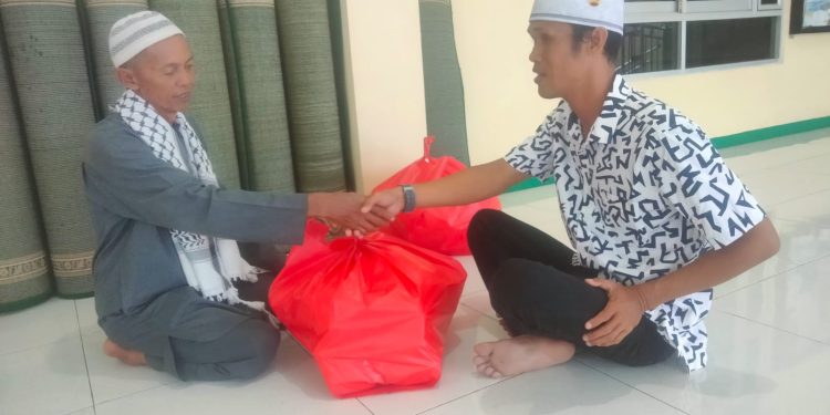 Kaperwil Beritaglobal.id Berikan Ta’jil di Masjid Baiturahman