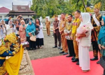 Sambut Kedatangan Wakil Bupati Sarolangun Gerry Trisatwika Di Rumah Dinasnya disambu Tarian Sekapur Sirih