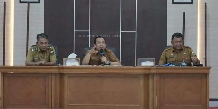 Bupati Muaro Jambi Bambang Bayu Suseno Menggelar Rapat Staf Bersama Pejabat Eselon II dan III
