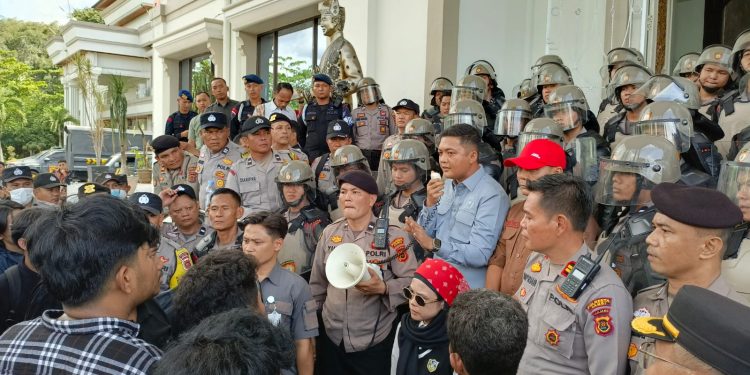 Dugaan Penyusup saat Demo di DPRD Jambi Bikin Suasana Aksi jadi Ricuh, Polisi Selidiki!