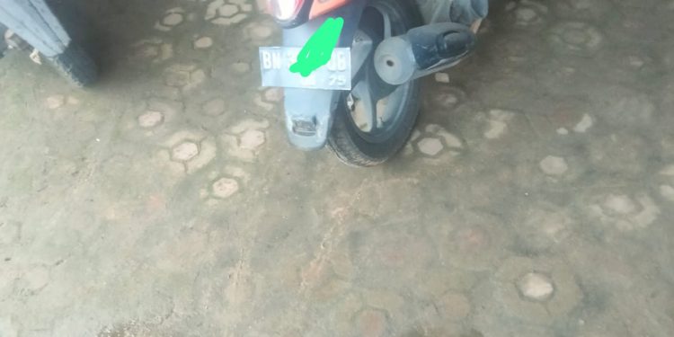 Tabrak Kendaraan Seorang Wartawan, EF Staf Pekerja Kantor Desa Balunijuk Tidak Mau Tanggungjawab