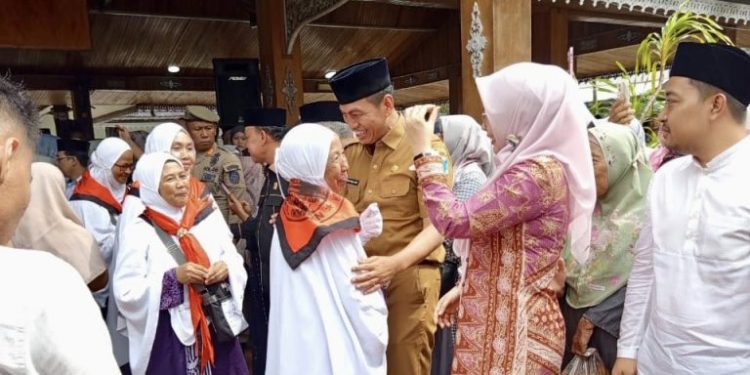 Bupati Batanghari Lepas Keberangkatan 200 Jemaah Calon Haji Kabupaten Batanghari