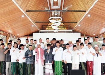 Bupati Fadhil Arief Bersama Keluarga Sholat Idul Adha di Masjid Miftahul Huda