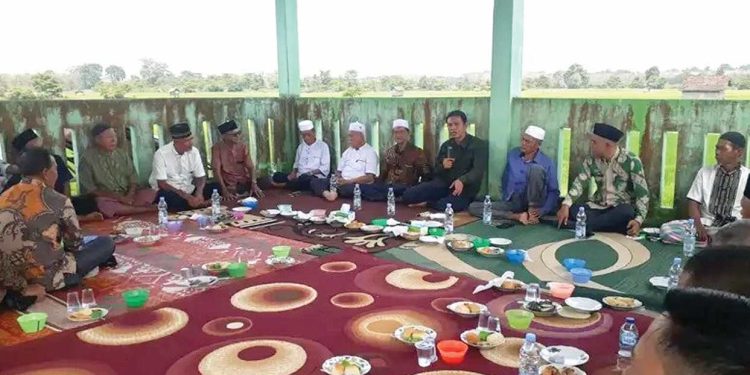Bupati Fadhil Arief Hadiri Tradisi Sedekah Bubur Warga Pasar Terusan