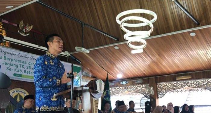 10 Ribu Seragam Dibagikan, Bupati Batang Hari Jambi Dukung Siswa Kurang Mampu dan Berprestasi