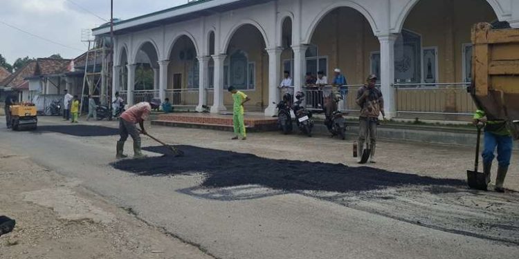 Baru Dua Hari Pasca Ditinjau Ketua DPRD Kota Jambi, Jalan Rusak di Penyengat Rendah Mulai Diperbaiki