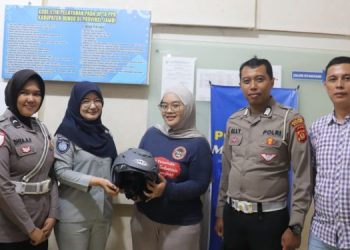 Peringati Hari Keselamatan Transportasi, Jasa Raharja Muaro Bungo Gelar Doa Bersama dan Bagikan Helm ke Masyarakat