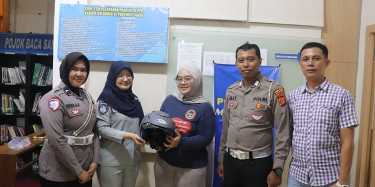 Peringati Hari Keselamatan Transportasi, Jasa Raharja Muaro Bungo Gelar Doa Bersama dan Bagikan Helm ke Masyarakat