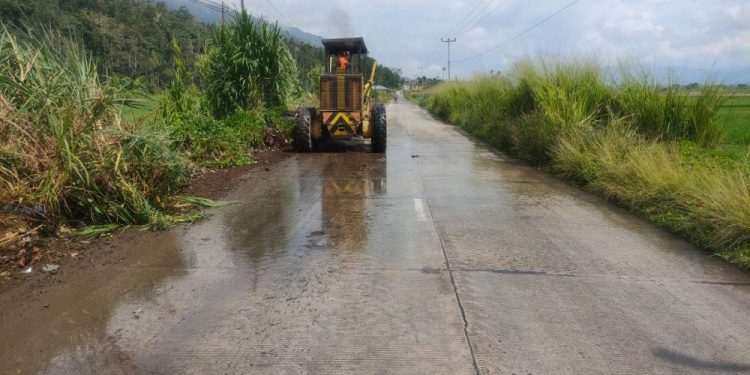 Antisipasi Laka, PUPR Provinsi Kembali Pangkas Rumput Liar di Bahu Jalan Kerinci