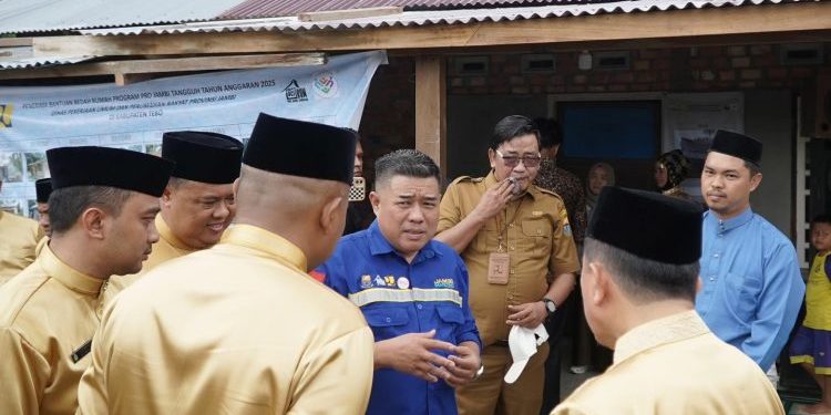 Bedah Rumah Pro Jambi Tangguh di Tebo Rampung, Kadis PUPR Jambi Dampingi Gubernur Al Haris Serahkan Kunci dan Pasang Peneng