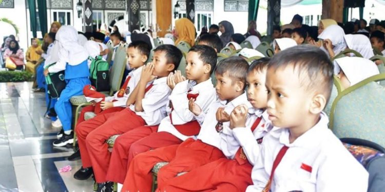 Pemkab Batang Hari Salurkan Dana Zakat Bantuan Biaya Pendidikan