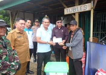 Wabup  Junaidi H. Mahir Salurkan Bansos kepada Korban Bencana Rumah Kebakaran di Desa Solok