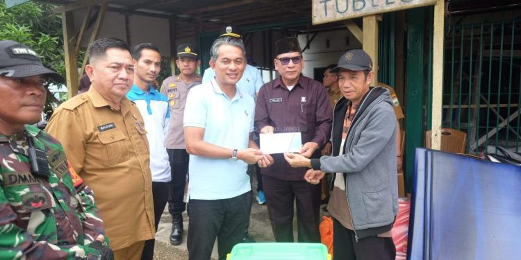 Wabup  Junaidi H. Mahir Salurkan Bansos kepada Korban Bencana Rumah Kebakaran di Desa Solok