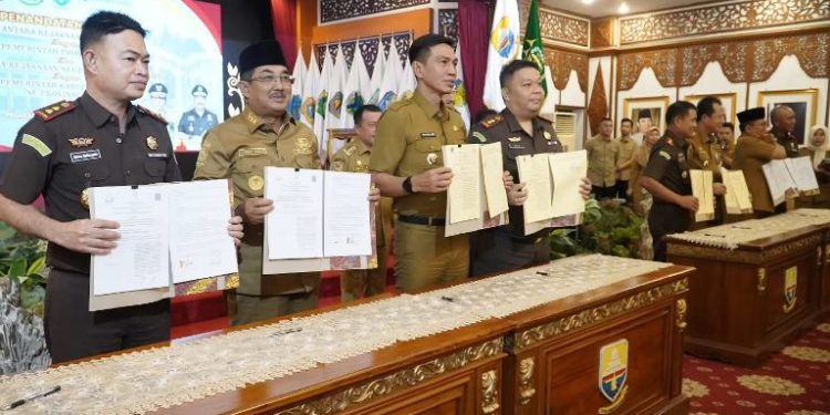 Bupati Fadhil Arief dan Kajari Batanghari Ikut Penandatanganan MoU Terkait Pelaksanaan Pidana Kerja Sosial