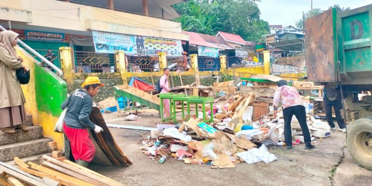 Bupati Merangin H M Syukur Tata Pasar Bawah Bangko, 11 Kios Buah Dipindahkan ke Lokasi Baru
