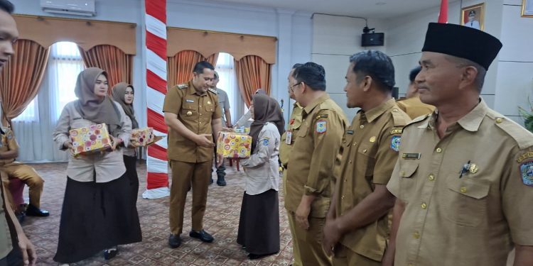Bupati Merangin M. Syukur Beri Reward OPD dan Camat dengan Pencapaian PAD Tertinggi