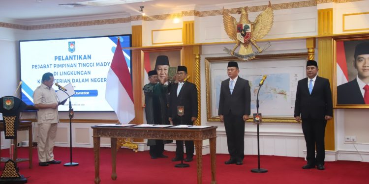 Lantik Tiga Pejabat Pimpinan Tinggi Madya, Mendagri Minta Pahami Tugas Masing-Masing 