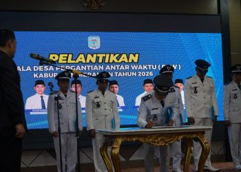 Bupati Merangin M. Syukur lantk 6 Kades PAW,  Singgung Tambang Rakyat, Dana Desa dan Camat