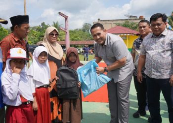 Serahkan Bantuan Perlengkapan Sekolah Gratis, Bupati Merangin M. Syukur : Semua Anak Harus Sekolah