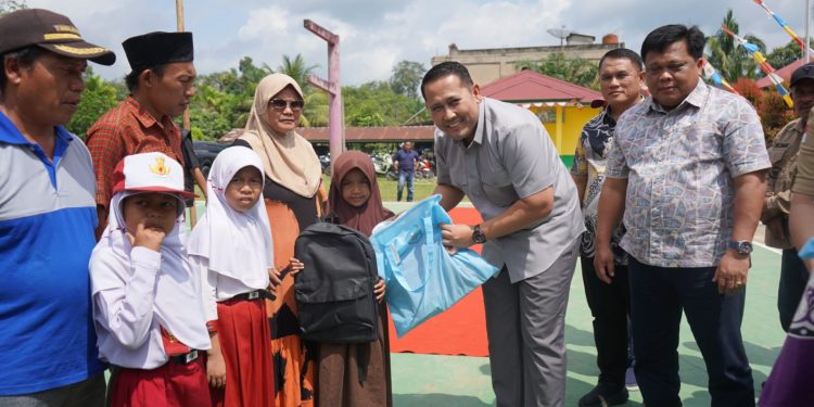 Serahkan Bantuan Perlengkapan Sekolah Gratis, Bupati Merangin M. Syukur : Semua Anak Harus Sekolah