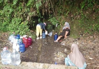 Dinilai Bersih Airnya dan Rasanya Segar Turun dari Bukit, Beberapa Warga Desa Sungai Manau Ambil Pakai Galon