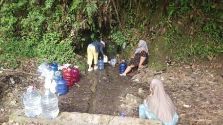 Dinilai Bersih Airnya dan Rasanya Segar Turun dari Bukit, Beberapa Warga Desa Sungai Manau Ambil Pakai Galon