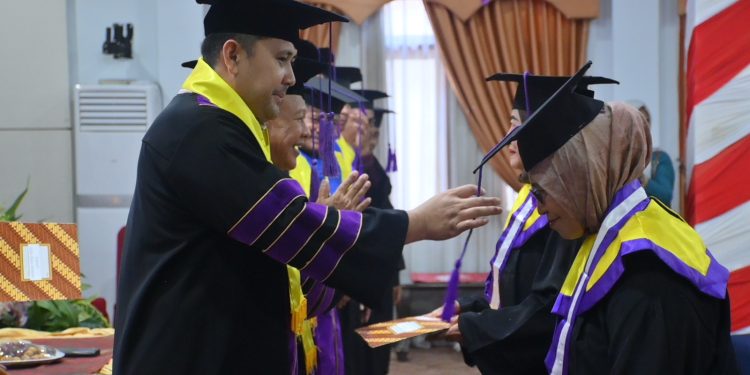 Bupati  Merangin M. Syukur Mewisuda 147 Siswa Selantang