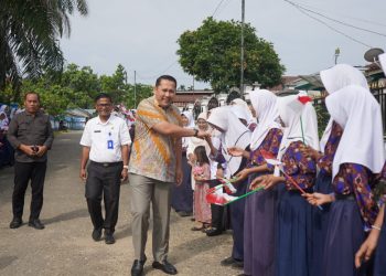 Bupati Merangin Salurkan Perlengkapan Sekolah Gratis, Kepsek Diminta Antar ke Rumah Siswa