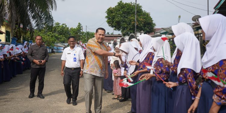 Bupati Merangin Salurkan Perlengkapan Sekolah Gratis, Kepsek Diminta Antar ke Rumah Siswa