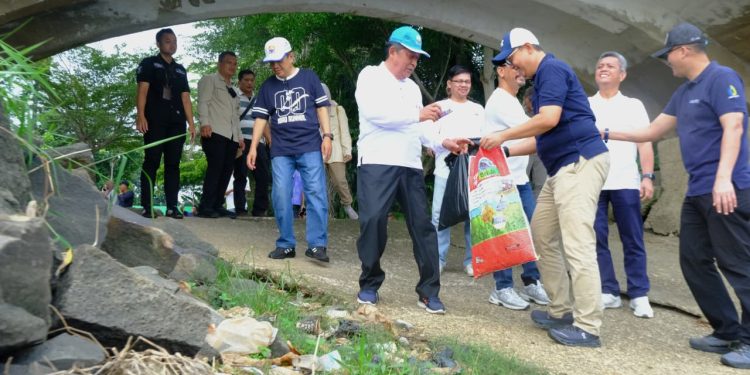 Wagub Sani Pimpin Gotong Royong Massal Gerakan Indonesia ASRI di Danau Sipin