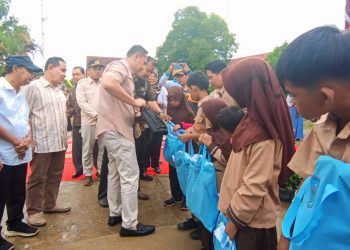 Bupati Merangin M. Syukur Salurkan  Perlengkapan Sekolah Gratis di Pamenang Barat 