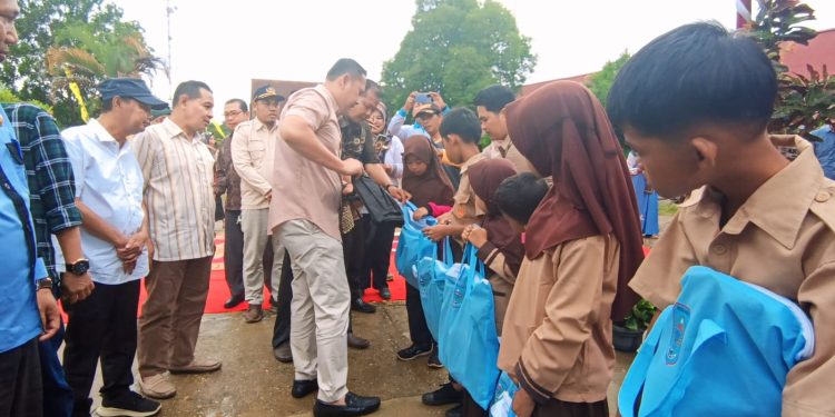 Bupati Merangin M. Syukur Salurkan  Perlengkapan Sekolah Gratis di Pamenang Barat 