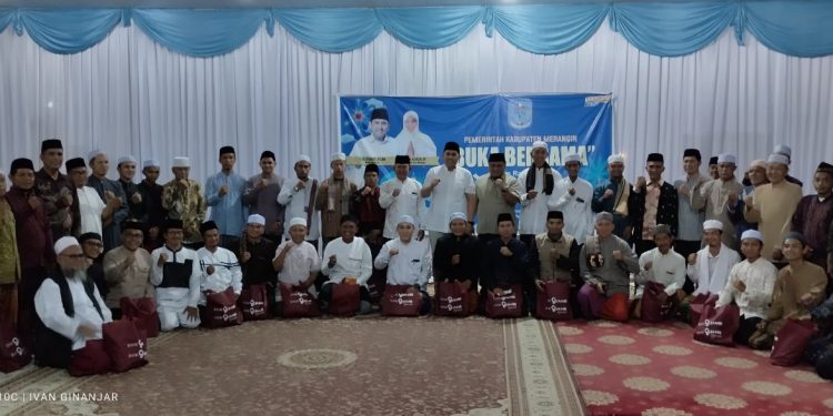 Bupati M.Syukur dan Wabup Khafied  Buka Puasa bersama Imam  Masjid